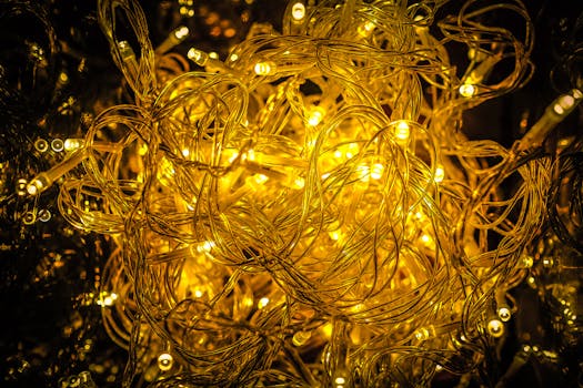特写的金色灯串错综复杂，与节日的光芒交相辉映，构成完美的节日装饰