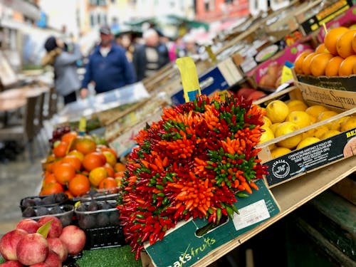 Photo D'un Assortiment De Légumes Et De Fruits Sur Une Grille