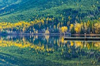 宁静的湖景，秋叶充满活力，码头倒映水面