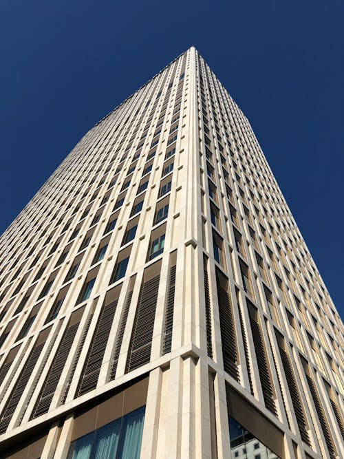高层建筑的低角度照片