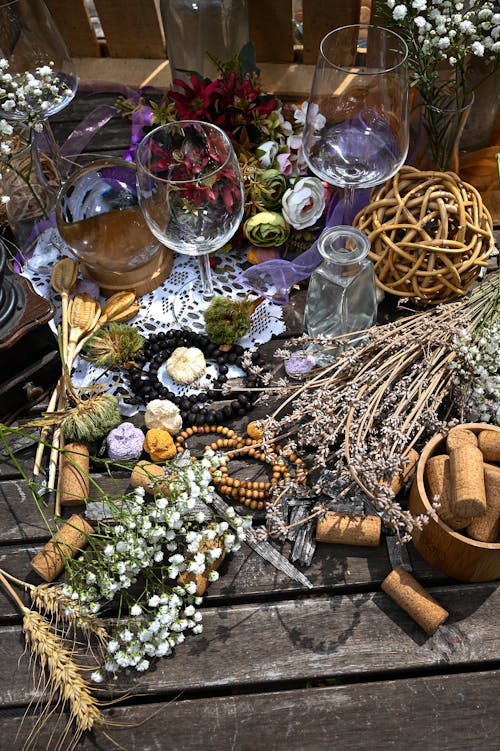 Composición De Flores Secas En Una Copa De Vino