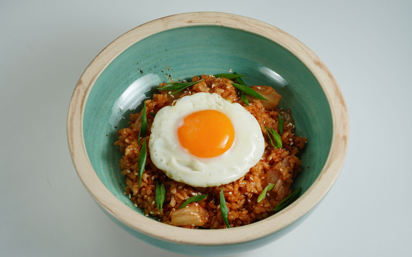 Foto de Arroz frito com kimchi, muçarela e ovo