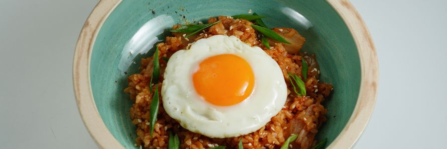 Foto de Arroz frito com kimchi, muçarela e ovo