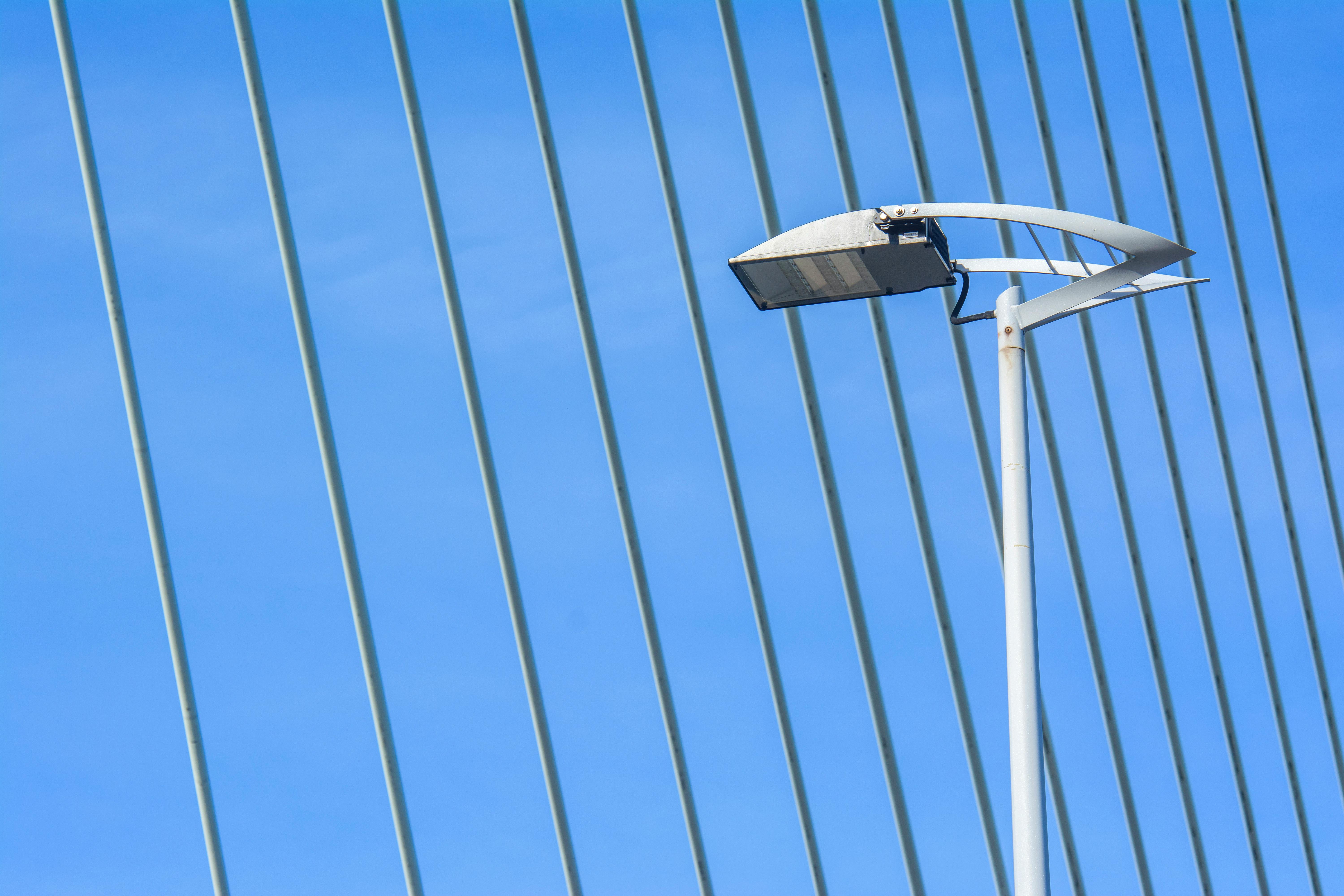 Hollanda'da farklı sektörlerdeki mühendislik maaşlarını ve ekonomik verileri temsil eden, Euro banknotları ve mühendislik planlarının bulunduğu profesyonel bir çalışma masası.