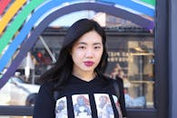 在波特兰，一位亚洲女子以丰富多彩的城市为背景在户外摆姿势