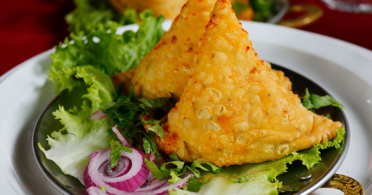 Mumbai street food including vada pav, pav bhaji and bhel puri on a busy street