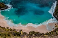 这张航拍照片令人惊叹，它捕捉到了印度尼西亚巴厘岛碧绿的海滩和汹涌的波涛