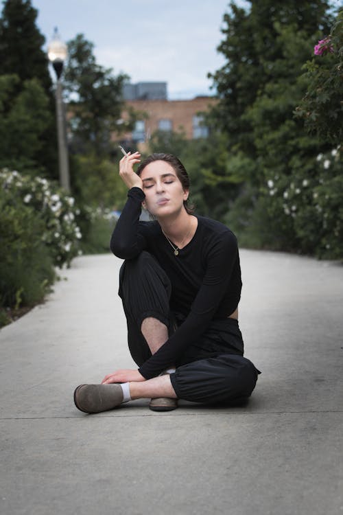 Free 회색 바닥 흡연 담배에 앉아있는 여자의 사진 Stock Photo