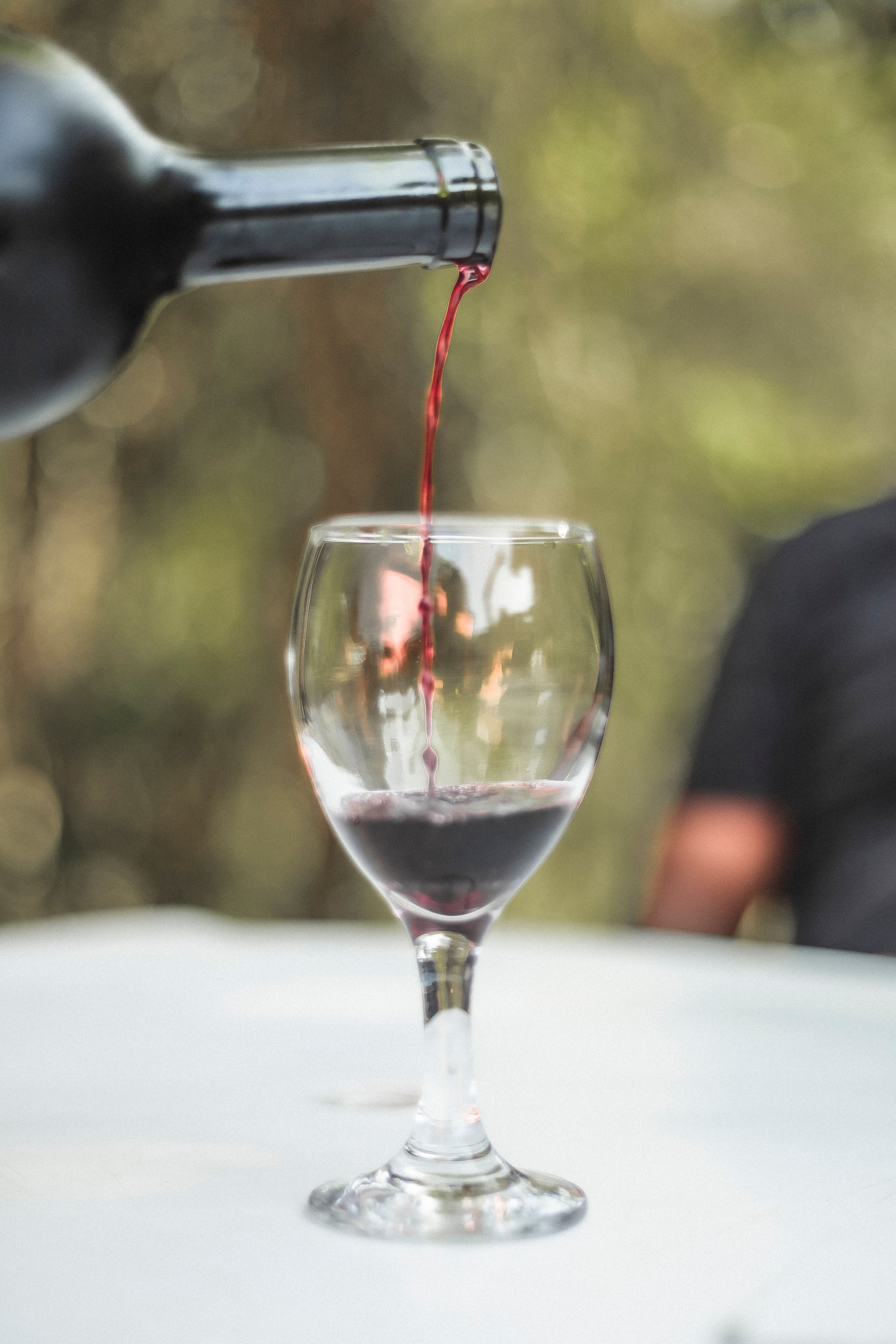 Vino versato in un calice con luce calda