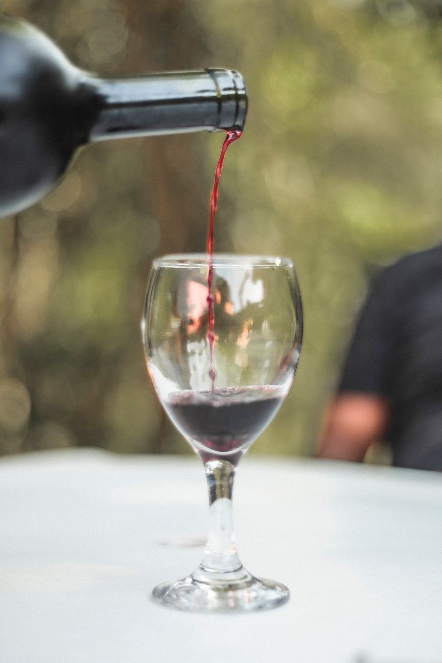 Vino versato in un calice con luce calda