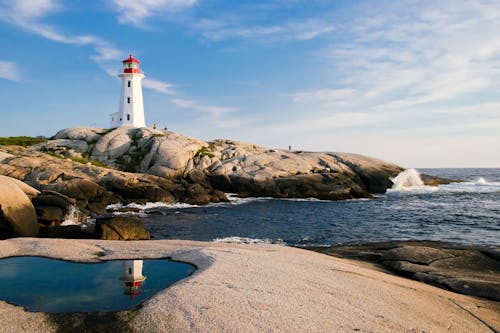 無料 空を背景に海の灯台 写真素材