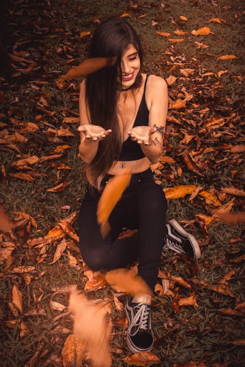 Photo of a woman sitting on gray floor smoking cigarette ... - 500 x 750 jpeg 76kB