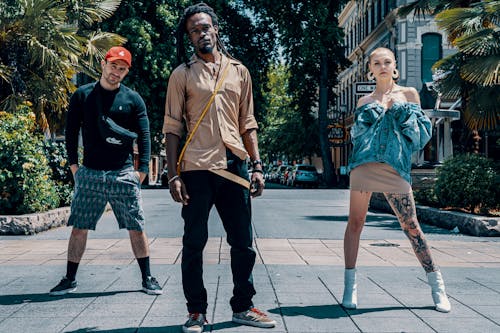 Photo De Trois Personnes Debout Sur Le Trottoir