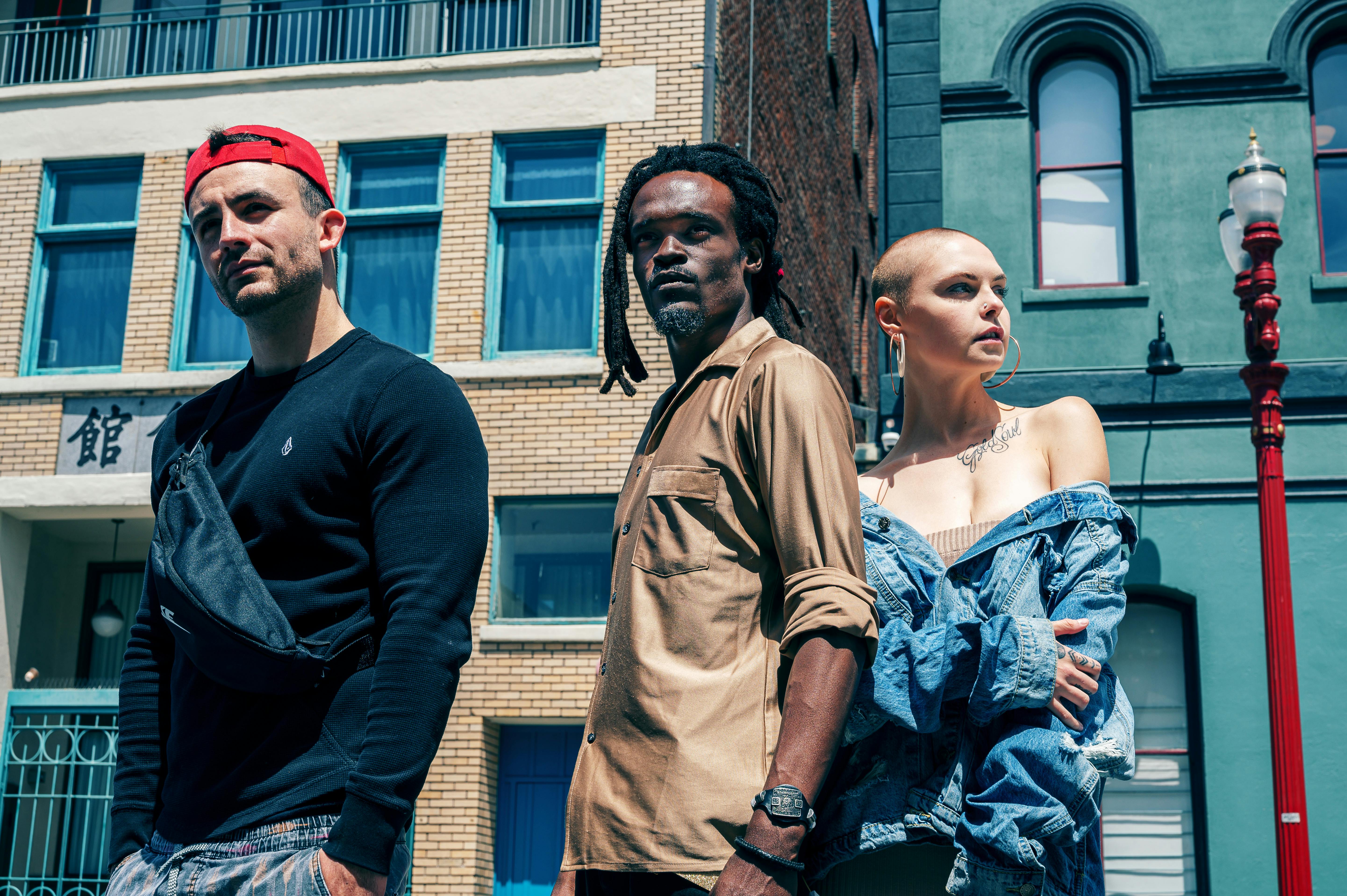 明亮的日光下，一群充满活力的时装模特在城市景观中摆着姿势