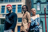 明亮的日光下，一群充满活力的时装模特在城市景观中摆着姿势