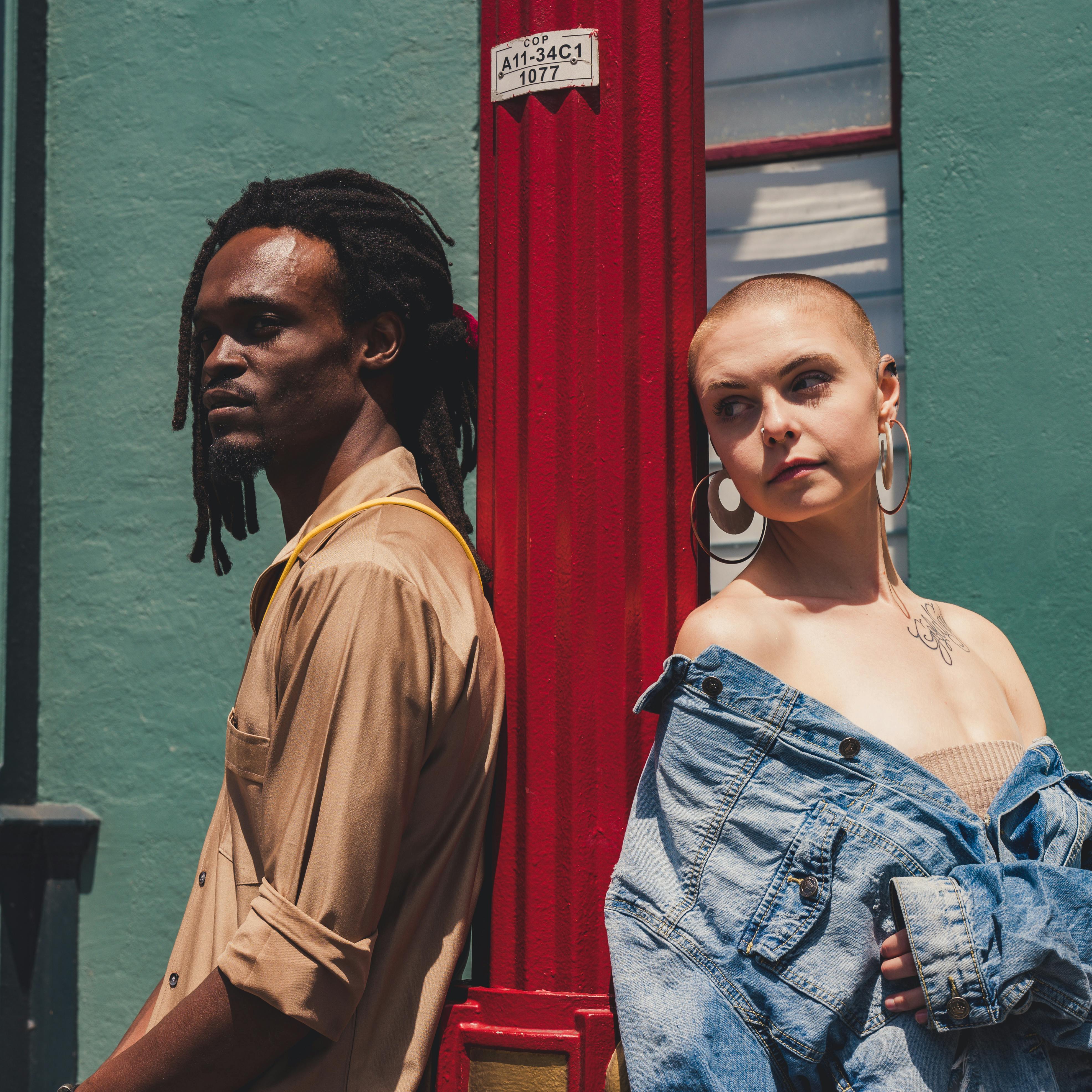 Gratis Foto Pria Dan Wanita Bersandar Di Lampu Jalan Foto Stok