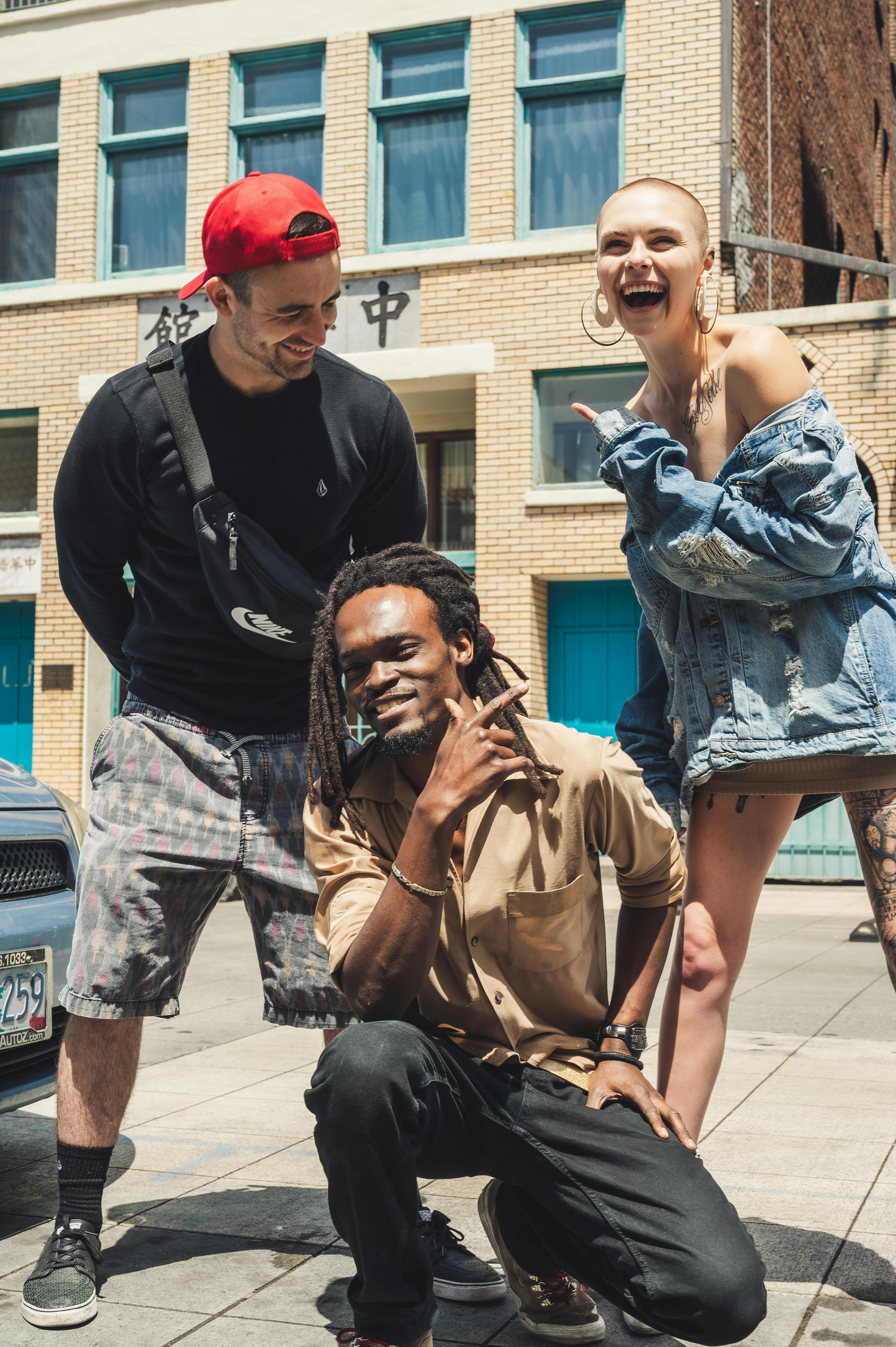 一群朋友在街头享受户外时尚的欢乐时刻