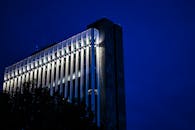 漆黑的夜空下，一座当代高层办公楼闪闪发光