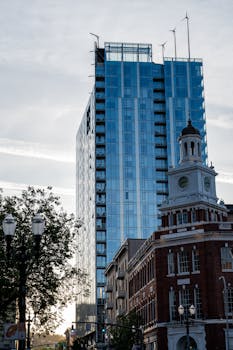 现代摩天大楼与历史建筑在城市环境中优雅地融合