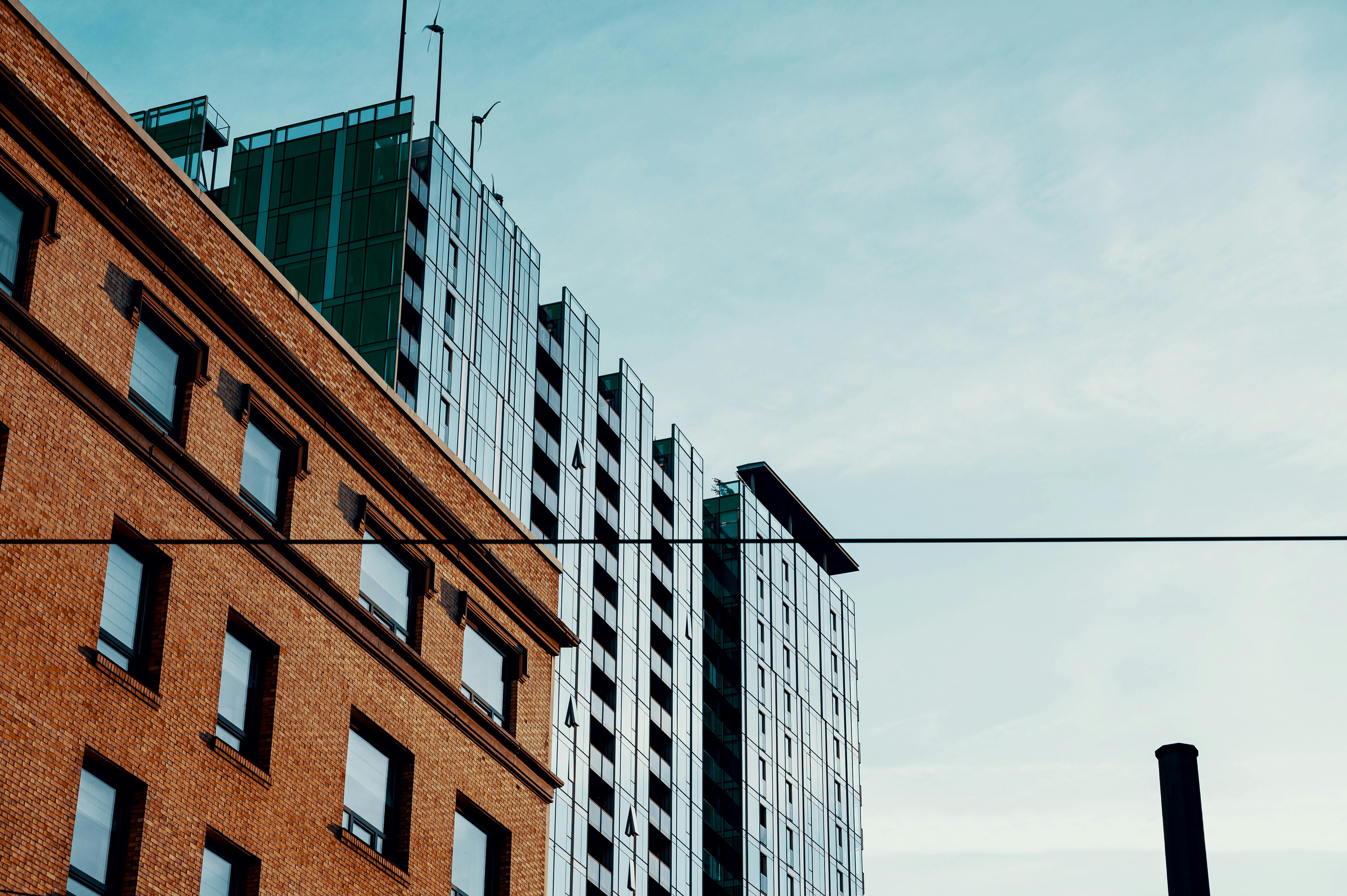 蓝天下，砖玻璃摩天大楼的建筑形成鲜明对比