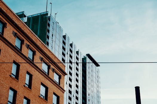 蓝天下，砖玻璃摩天大楼的建筑形成鲜明对比