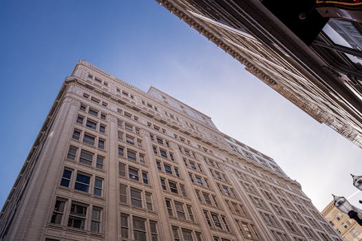 从低角度仰望，高大现代的都市摩天楼映衬着清澈的蓝天，凸显出当代建筑的特色