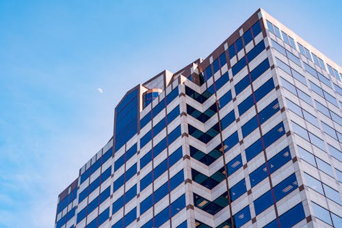 Tiro De ángulo Bajo De Un Edificio De Gran Altura