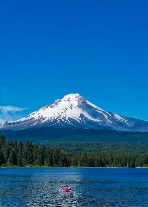 免费 湖对山脉的风景 素材图片