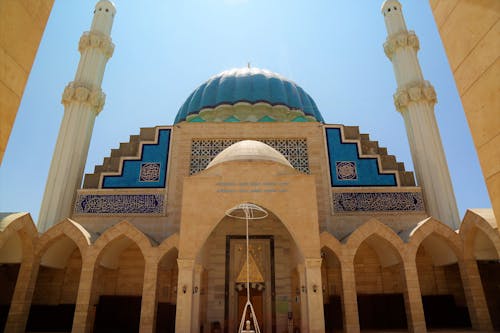 흰색과 파란색 콘크리트 모스크