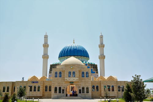 Weiße Und Blaue Betonmoschee