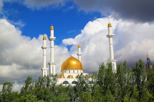 Free Photo of Mosque Under Cloudy Sky Stock Photo
