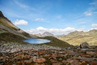 蔚蓝的天空下，高海拔的高山湖在岩石山脉景观中显得格外美丽