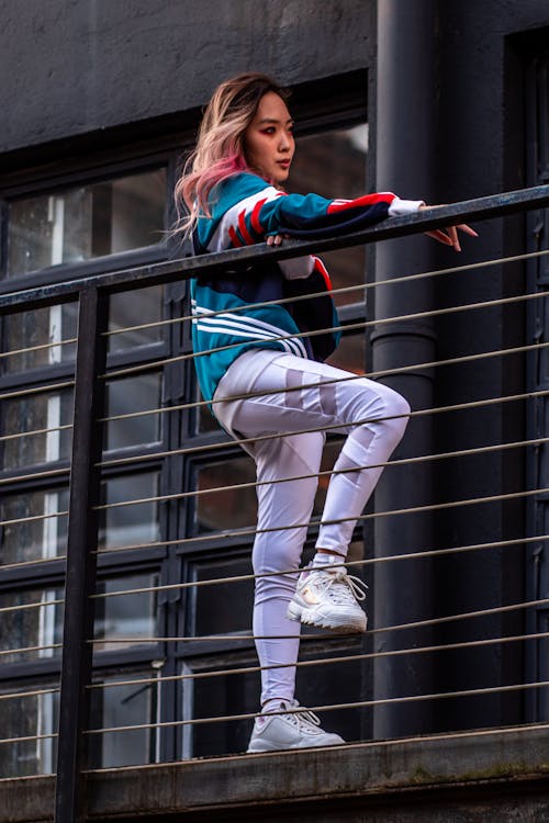 Photo D'une Femme Appuyée Sur Des Balustrades