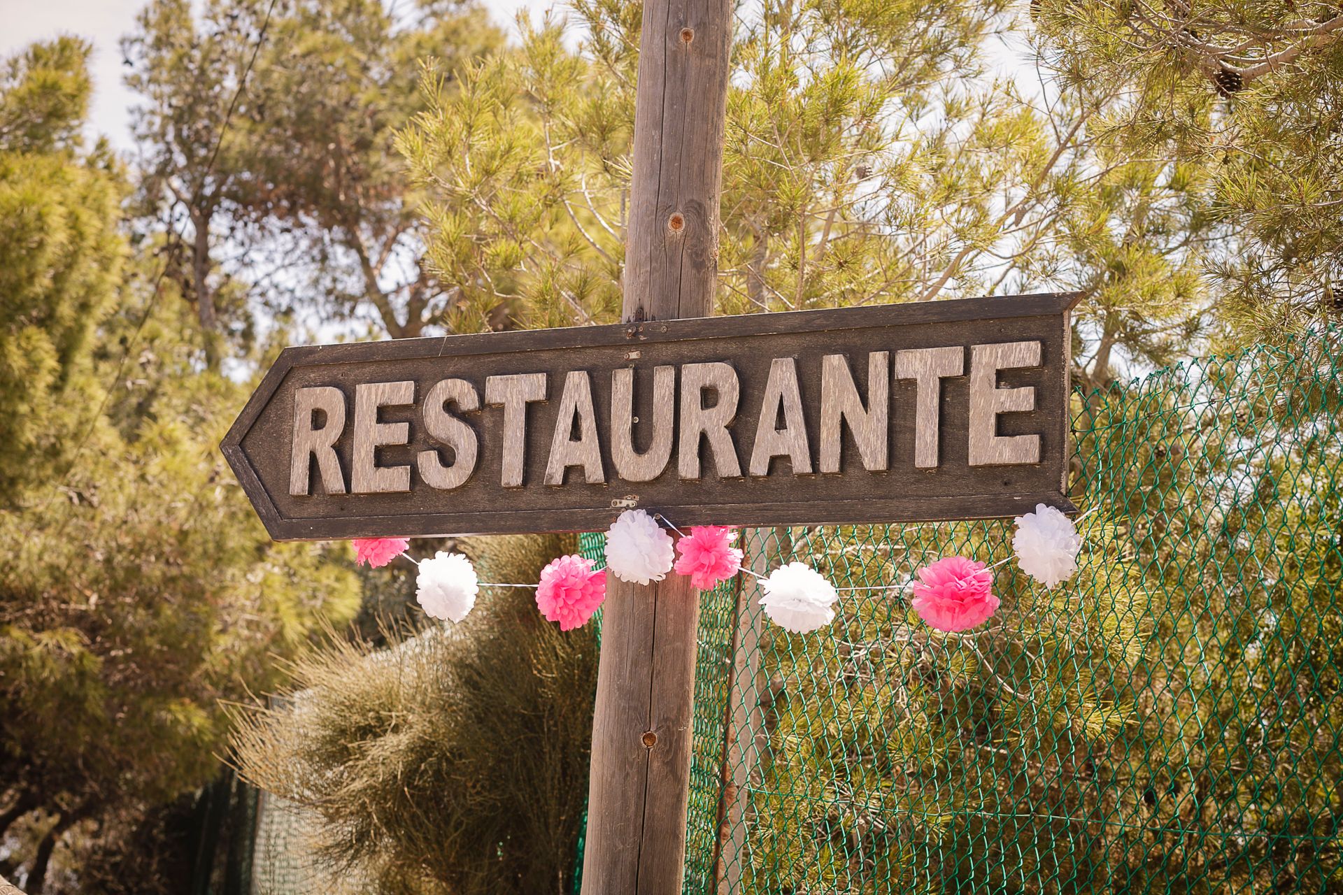 Brown Wooden Restaurante Signage