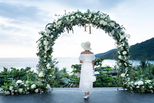 Foto De Mujer Con Vestido Blanco Cerca De Flower Arbor