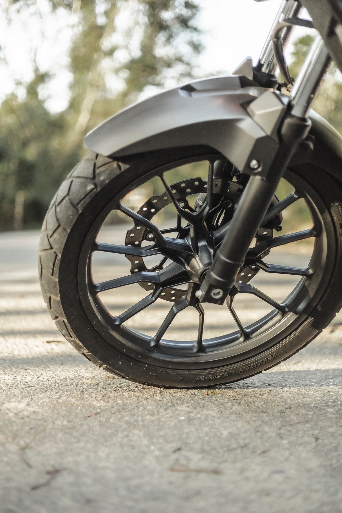 Motorradreifen mit deutlich sichtbarem Reifenprofil