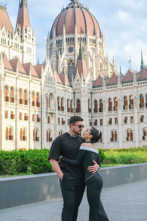 A couple in front of the hungarian parliament building