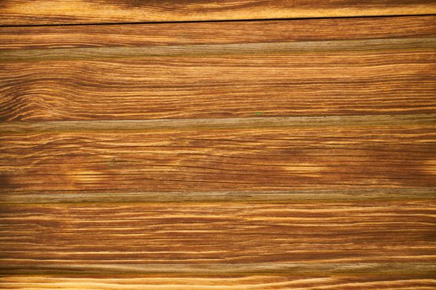 Panel de madera oscura con veta natural