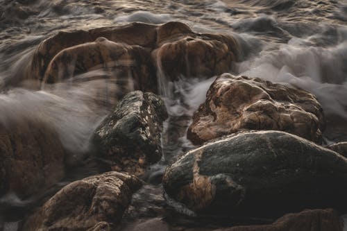 A photo of rocks and water in the ocean