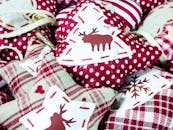 这款手工圣诞装饰品舒适宜人，饰有驯鹿和雪花图案