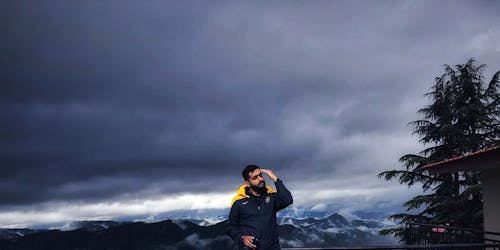 Hombre Cerca De árbol Y Casa Blanca