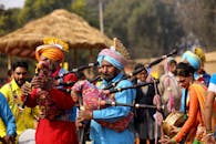 在丰富多彩的户外节日庆祝活动中，传统音乐家们身着充满活力的服装进行演奏