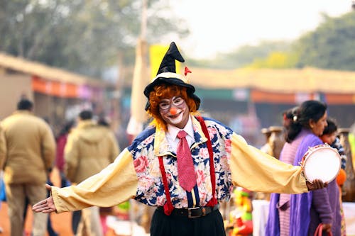 gratis Foto Van Clown Holding Tambourine Stockfoto