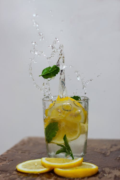Foto Der Zitrone Im Trinkglas Mit Wasser