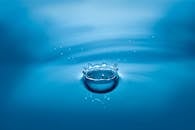 高速拍摄的蓝色水滴照片呈现出涟漪和飞溅效果