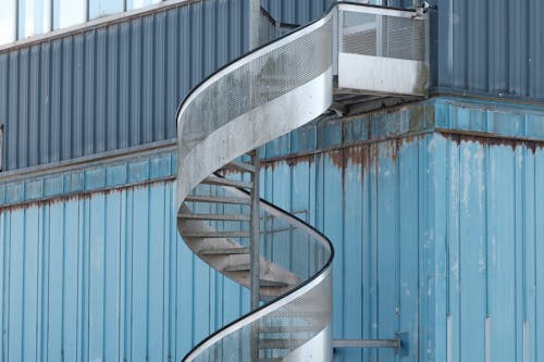Бесплатное стоковое фото с безопасность, винтовая лестница, металлическая конструкция