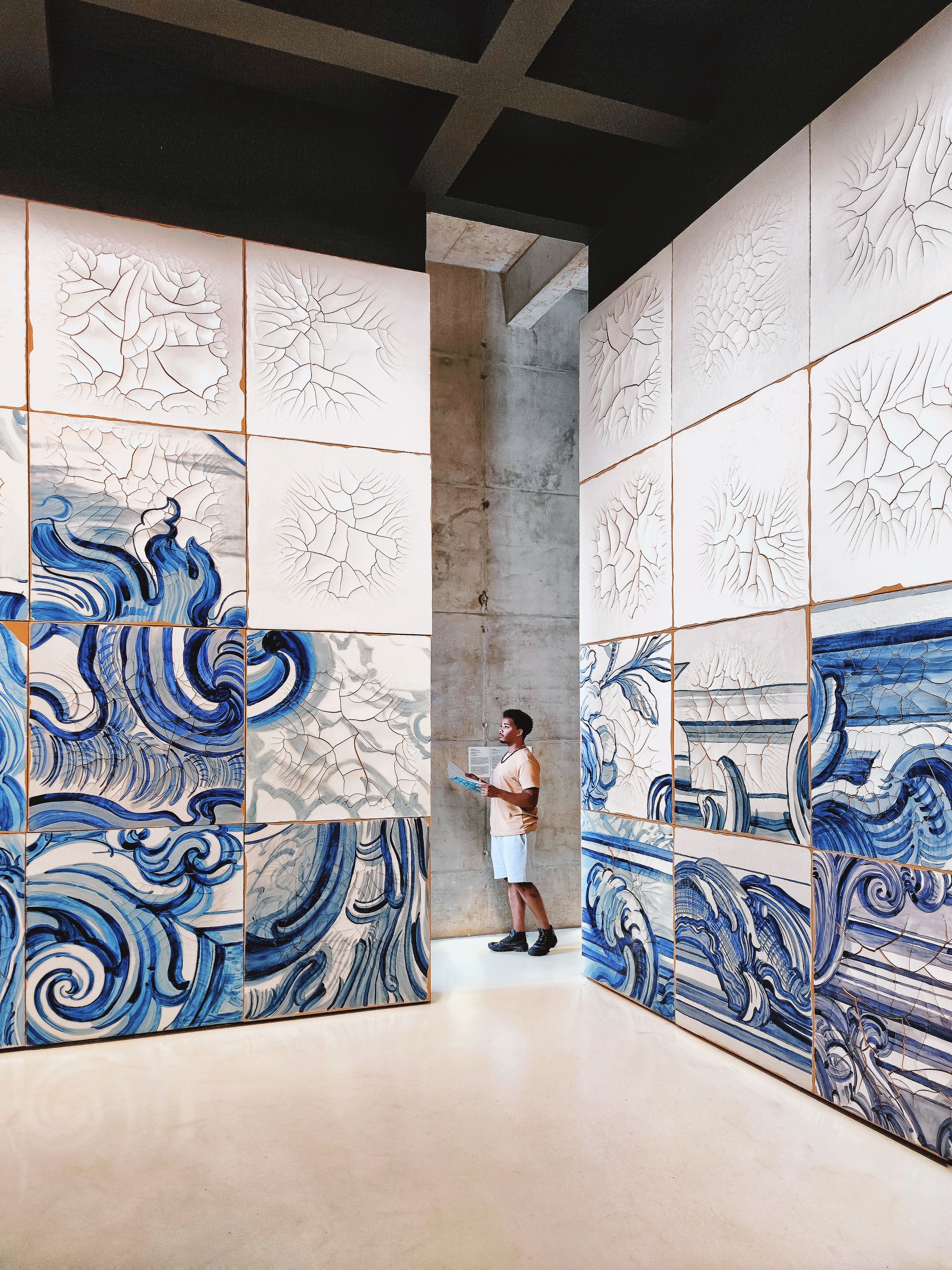 Fotomural Hombre explorando una galería de arte contemporáneo en Inhotim, Brumadinho, Brasil, con diseños abstractos.