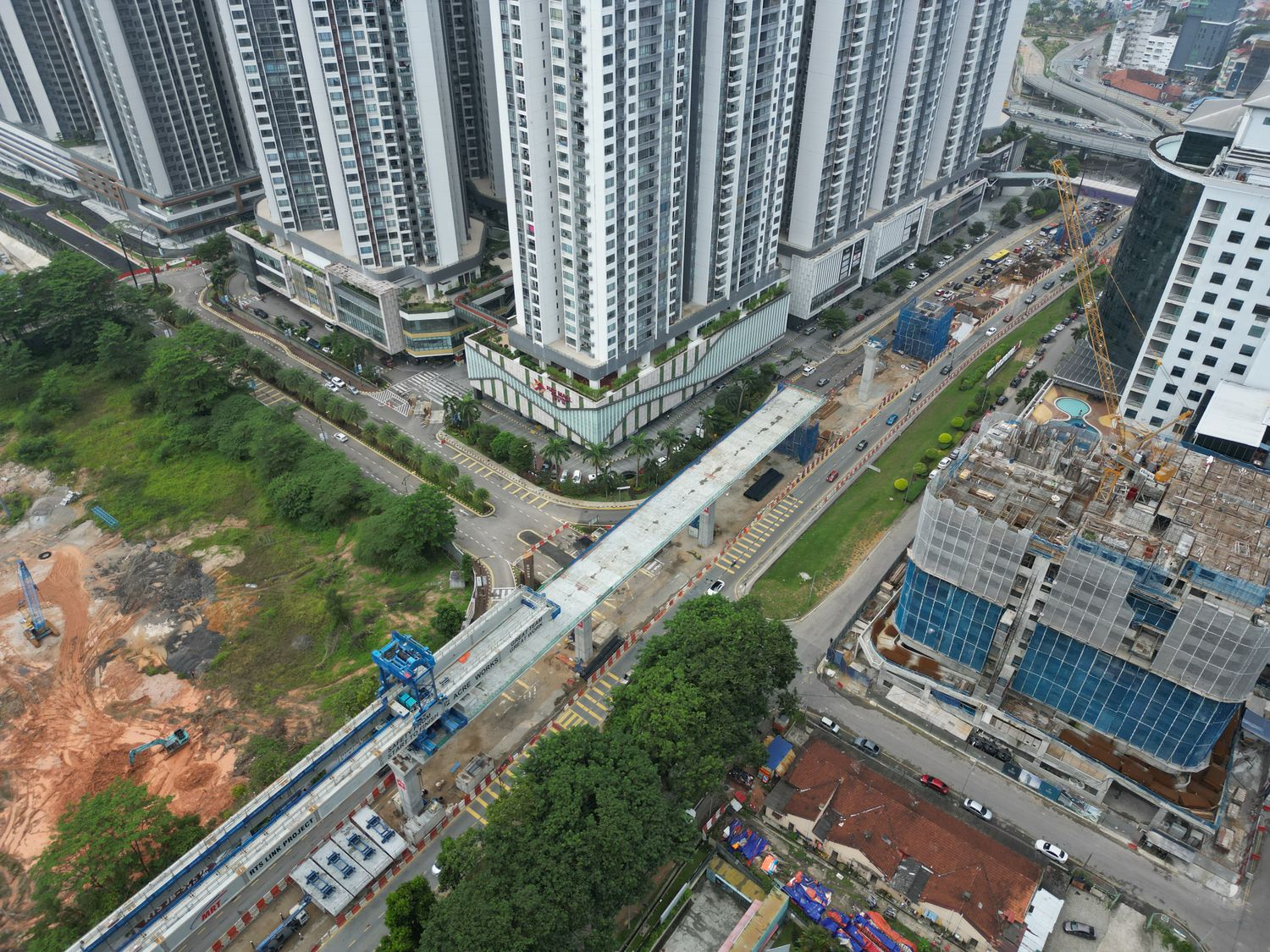 Pemandangan bandar Johor Bahru berhampiran pasaran hartanah Taman Abad