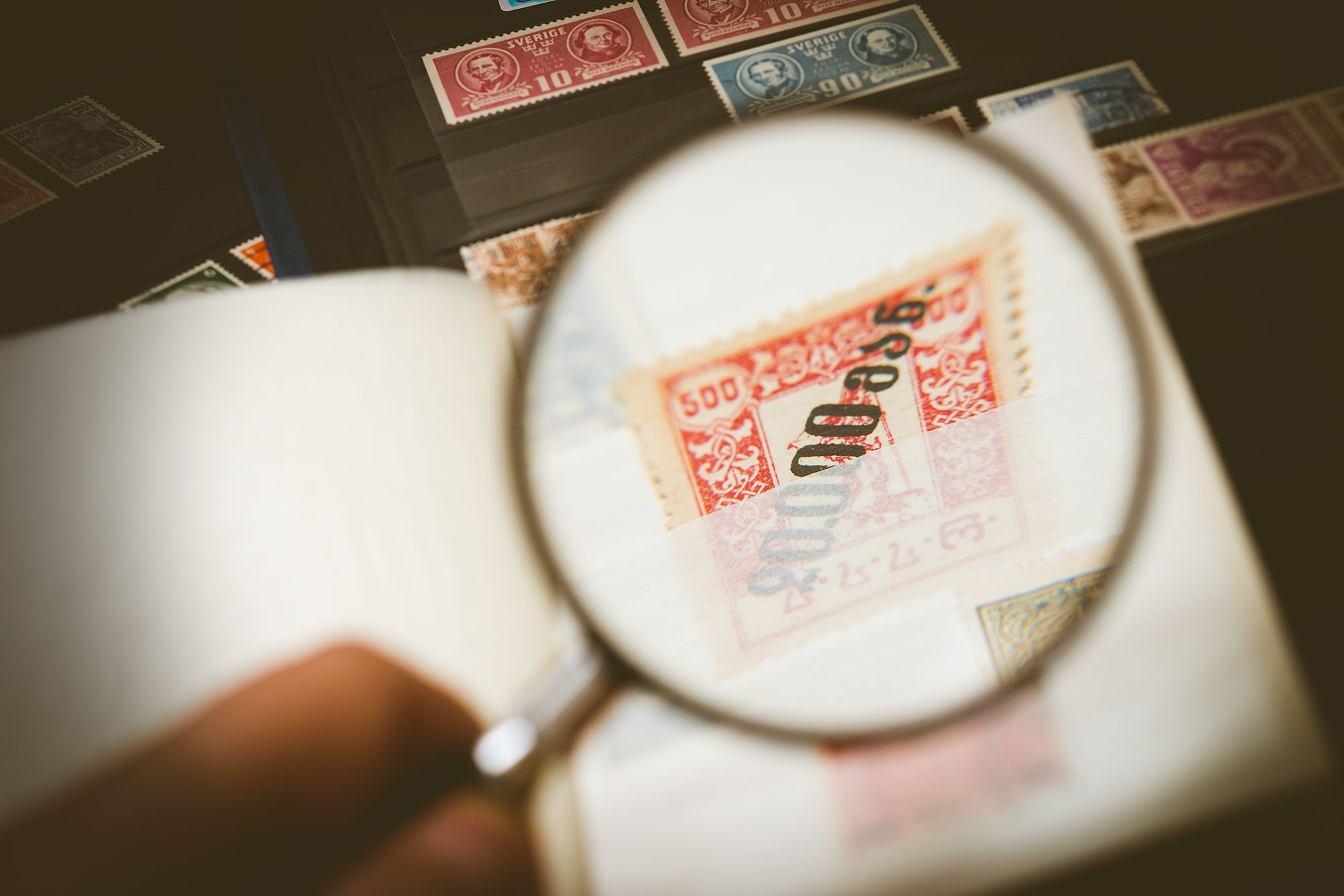 Timbres postales ordenados sobre una superficie, vistos de cerca