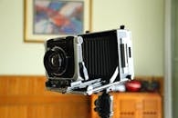 工作室里有一台经典的大画幅相机，带着复古的触感